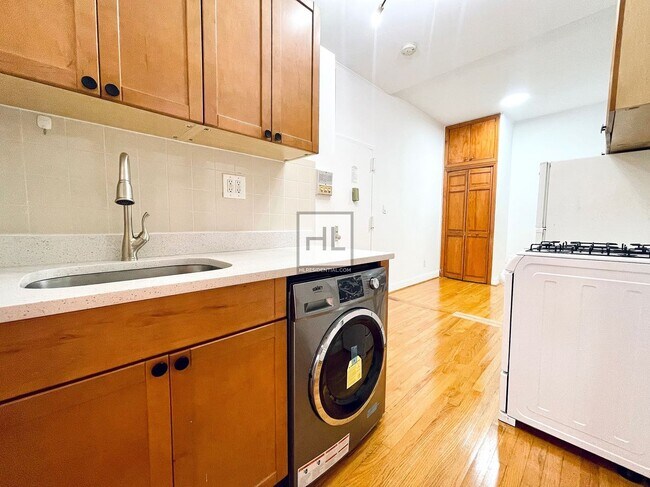 Building Photo - Freshly updated 1 Bed + W/D | East 11th St...