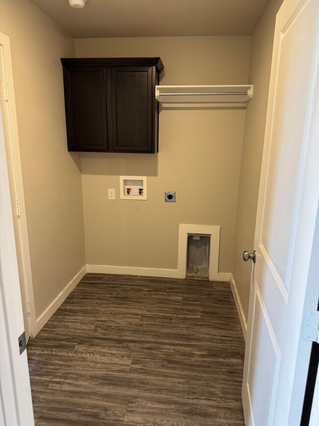 Foto del edificio - Beautiful 3BR 2BR 2 Car Garage west of town