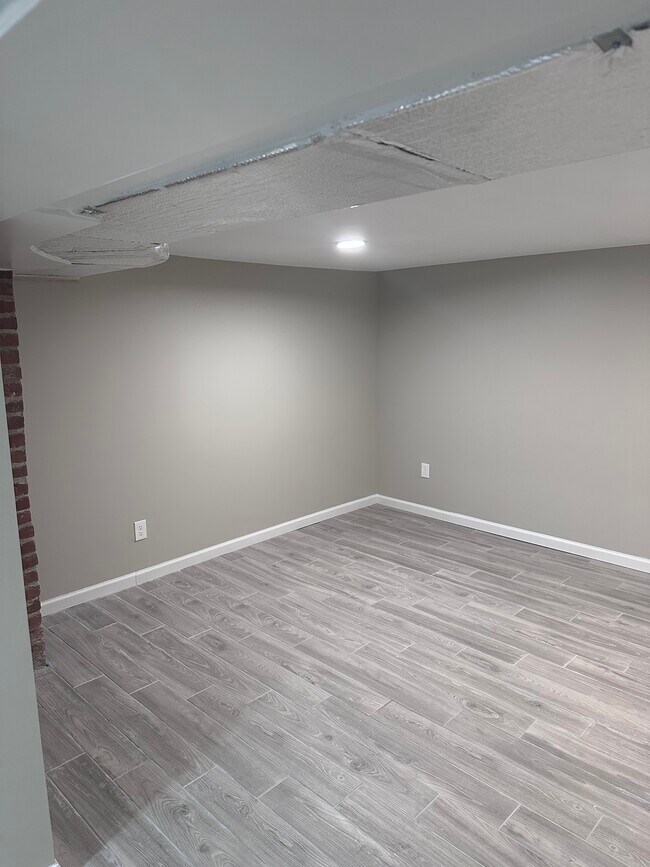 Living room - 170 Brookfield Ave