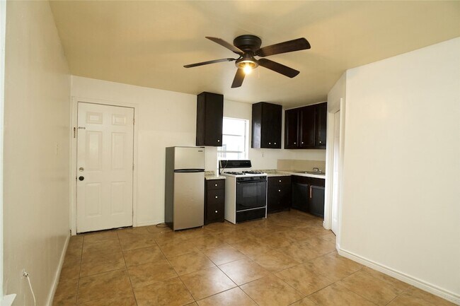 Foto del edificio - 6741 Ave E