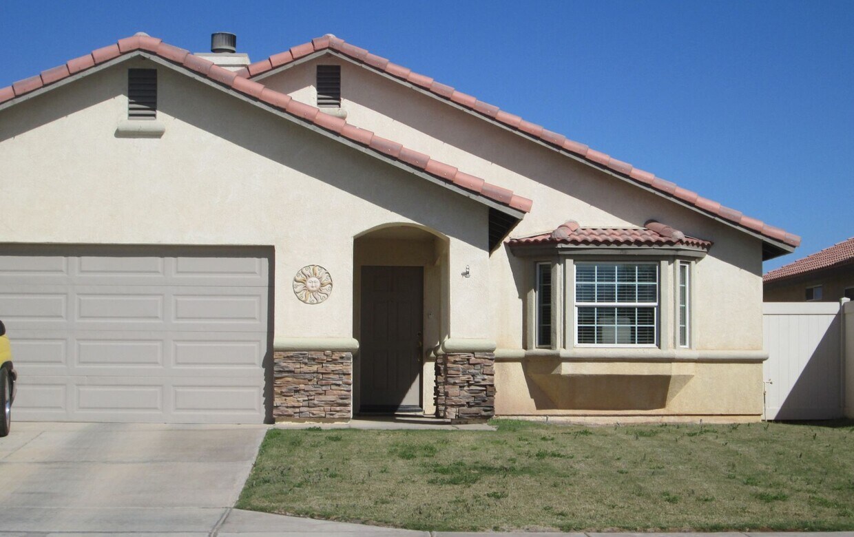 Foto principal - Charming 3 beds, 2 baths Home for Rent
