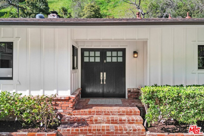 Building Photo - 1951 N Beverly Dr