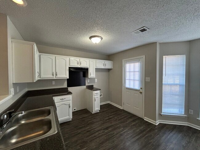 Foto del edificio - 2350 Lasonya Ln