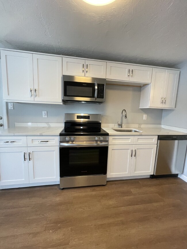 Building Photo - Modern 1 Bed, 1 Bath on Lake Quinsigamond