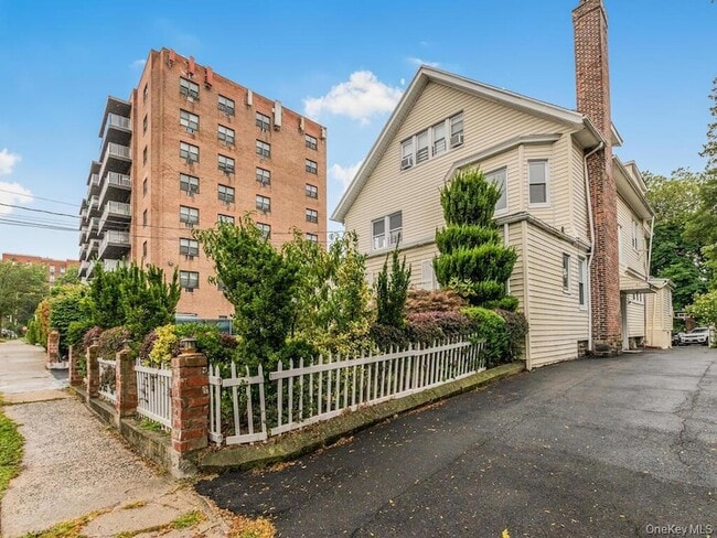 Building Photo - 45 Bayley Ave
