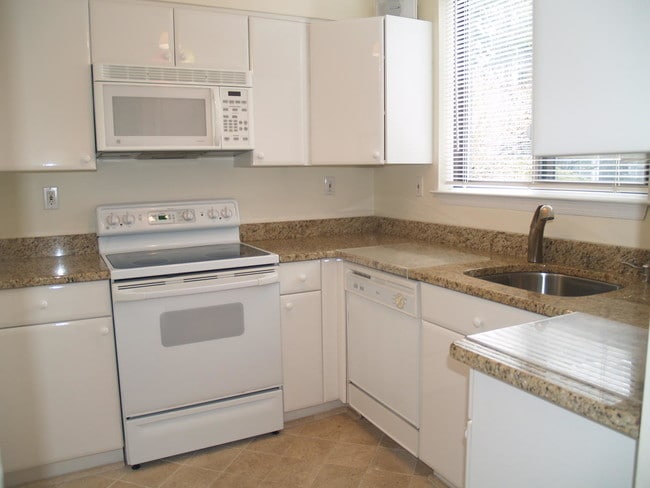 Building Photo - 43 Rowayton Woods Dr