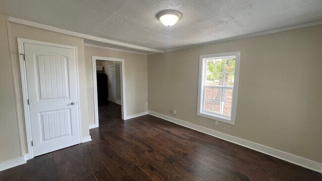 Building Photo - 2 or 3 bedroom home minutes from downtown!