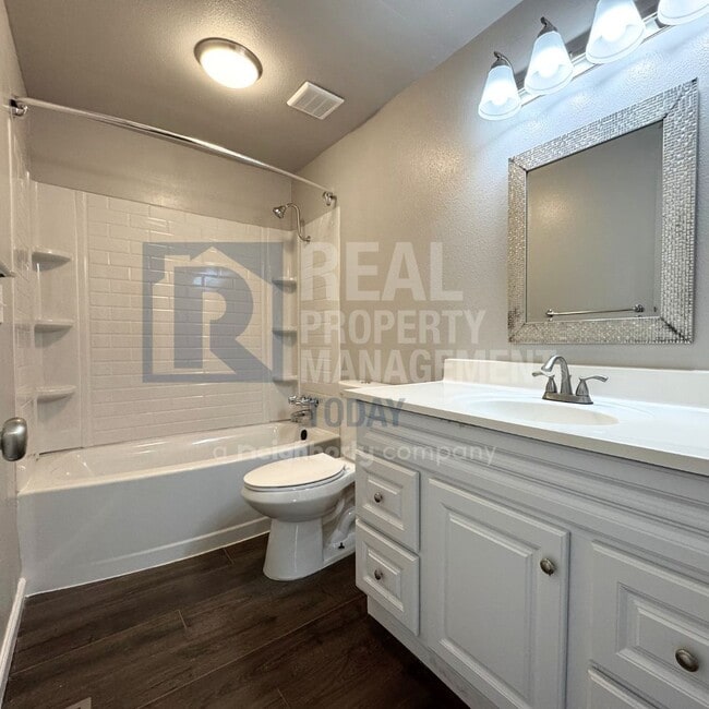 Building Photo - Remodeled 4 Bedroom Near JBLM!