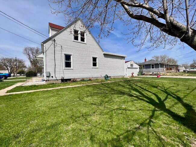 South side - 902 Adrian St