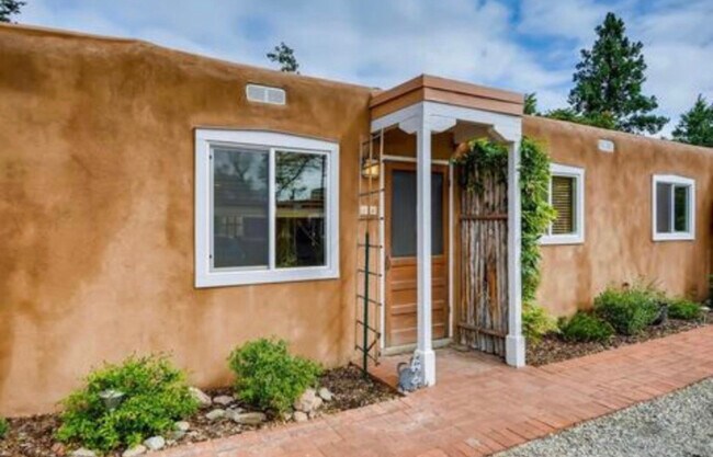 Exterior - 527 E Alameda St