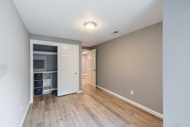 Foto del edificio - 55 Stoneybrook Ave