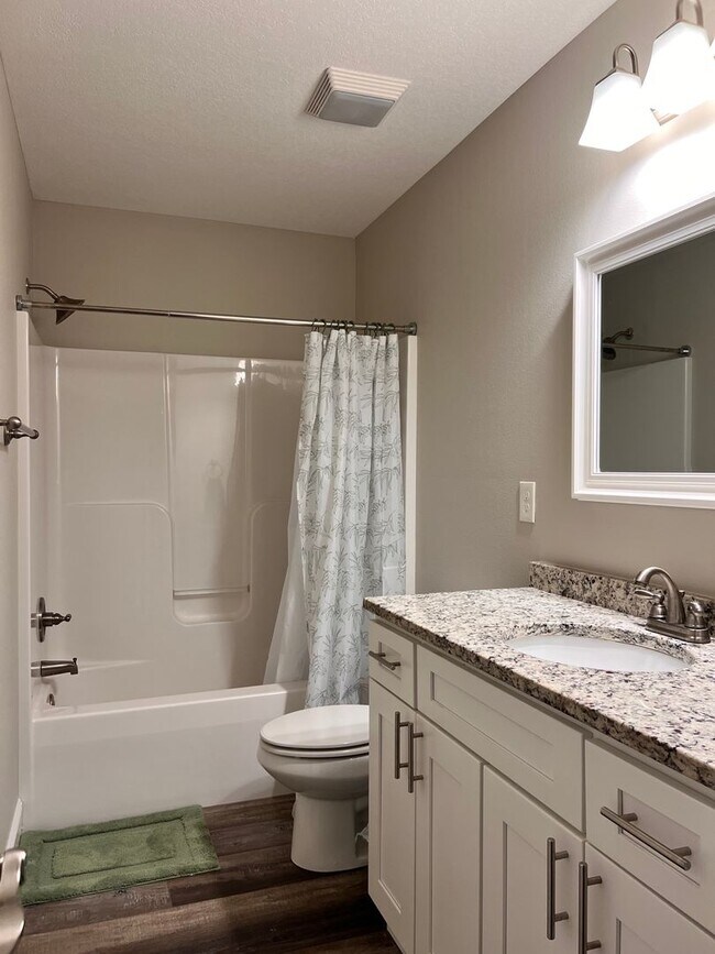 Building Photo - 3 Bedroom 2 Bathroom home