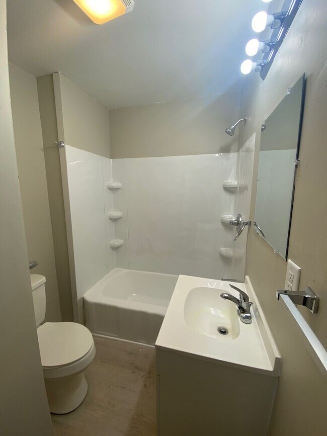 Foto del edificio - 3 bed 1 bath home in Center Township
