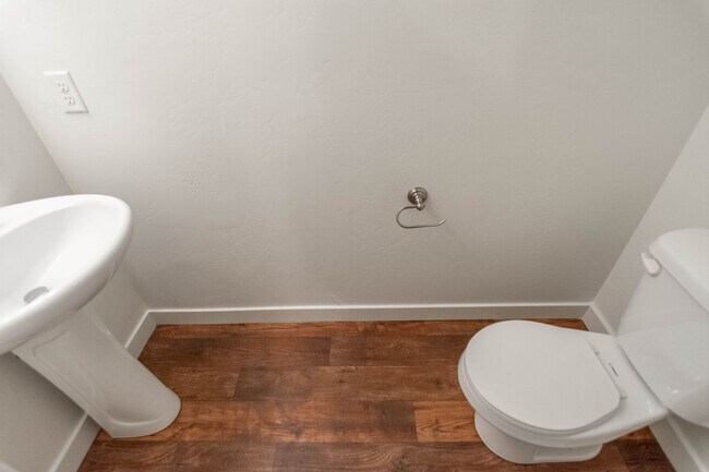 Foto del edificio - Beautiful 2-Story Townhomes in Tucker Row ...