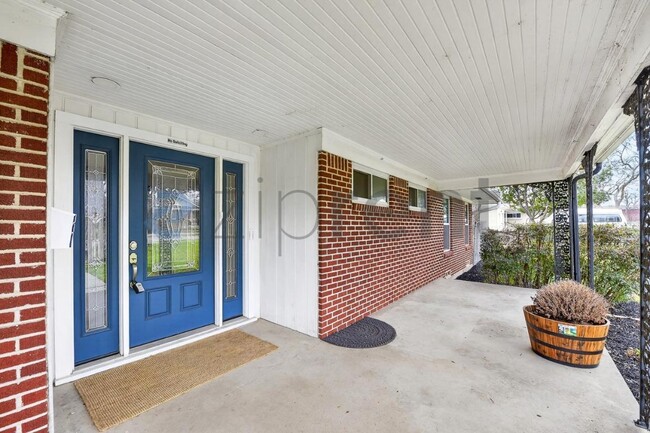 Building Photo - 1610 N Ave