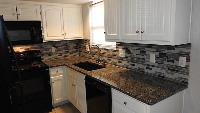 Foto del edificio - 3 bed 2.5 bath Townhome In Indep near the ...