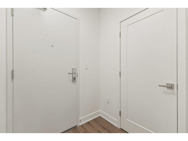 Building Photo - 64 Bd de Lucerne