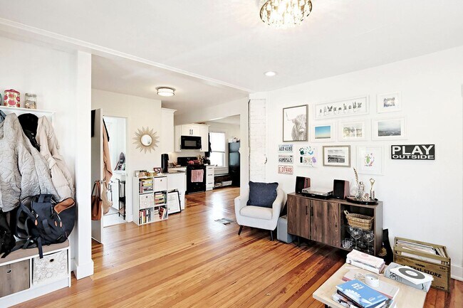 Foto del edificio - Charming & Updated Pet-Friendly Belmont Rental