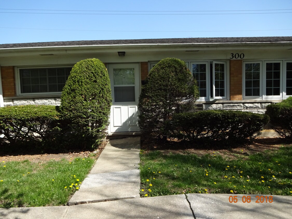 300 W Quincy St Unit B, Westmont, IL 60559 Apartment for Rent in