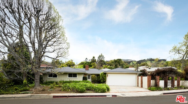 Building Photo - 931 Las Pulgas Rd