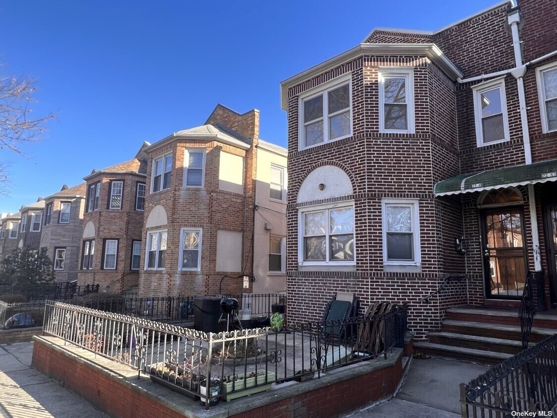 224141 37th St Unit 2nd Fl, Queens, NY 11105 Room for Rent in Queens, NY