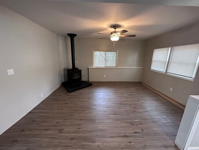 Building Photo - $1045 - 3 bedroom / 1 bathroom - Gorgeous ...