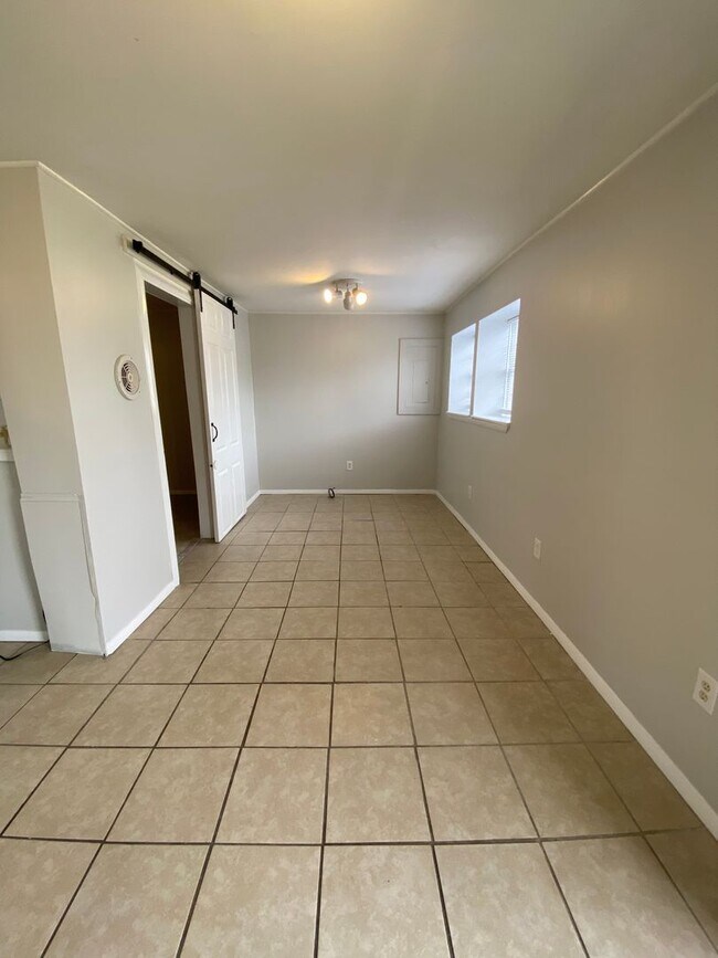 Building Photo - Charming 1 Bed, 1 Bath, Renovated Property...