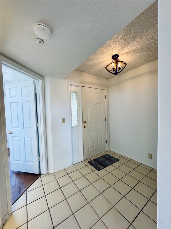 Foto del edificio - 2022 Merrill Ln