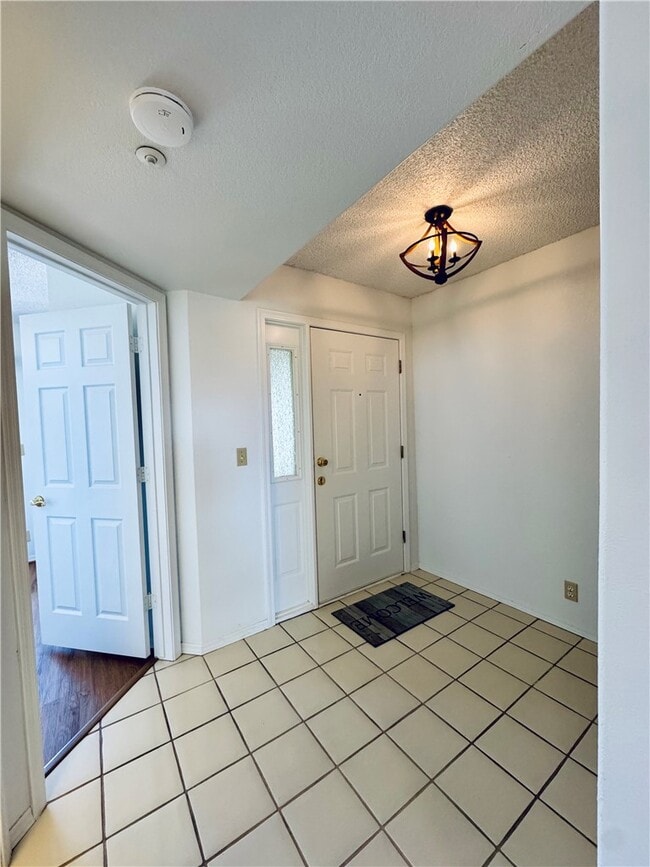 Building Photo - 2022 Merrill Ln