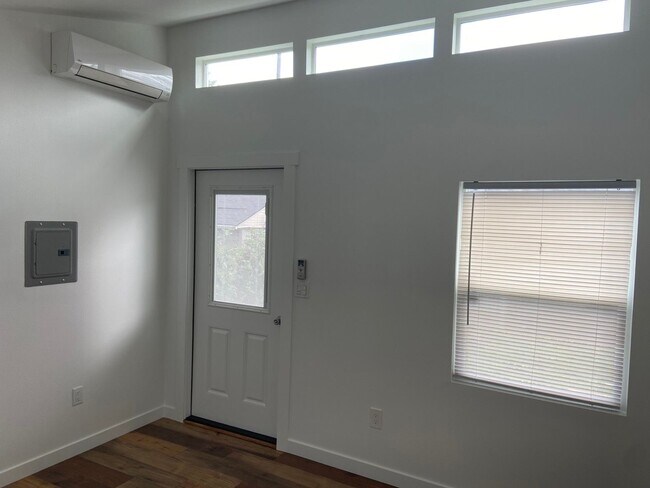 Foto del edificio - Charming 3 Bedroom, 1 Bath Home in Portland offering Comfortable Living with Central AC!