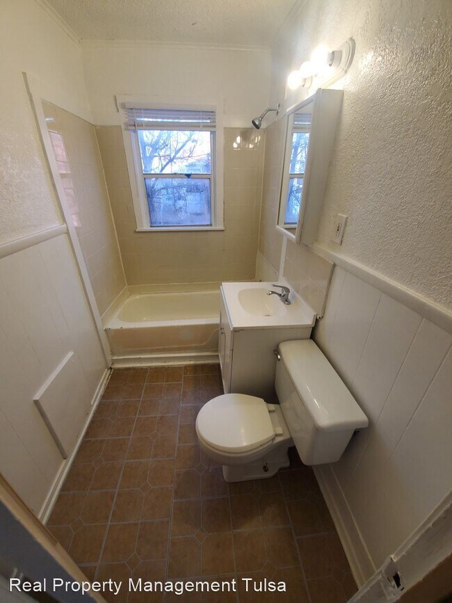 Building Photo - 4 br, 1 bath House - 541 E Seminole Pl N