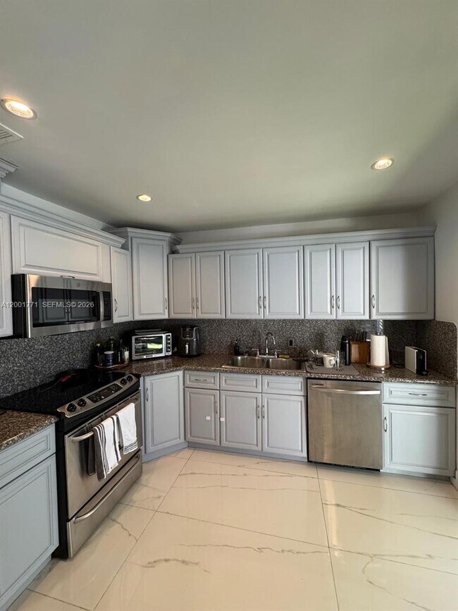 Foto del edificio - 230 Cranwood Dr