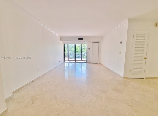 Foto del edificio - 77 Crandon Blvd