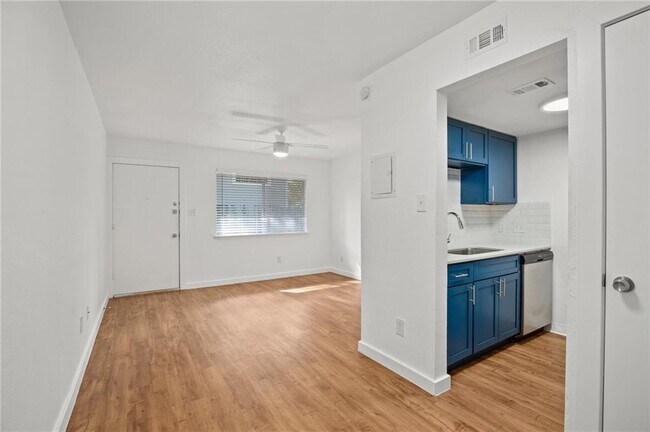 Foto del edificio - 404 W 35th St