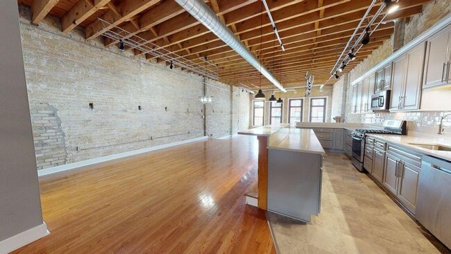 Building Photo - 321 N Broadway