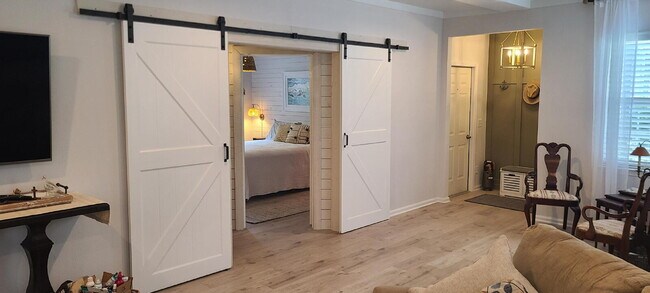 Building Photo - Beautifully Updated Elegant two Bedroom Ho...