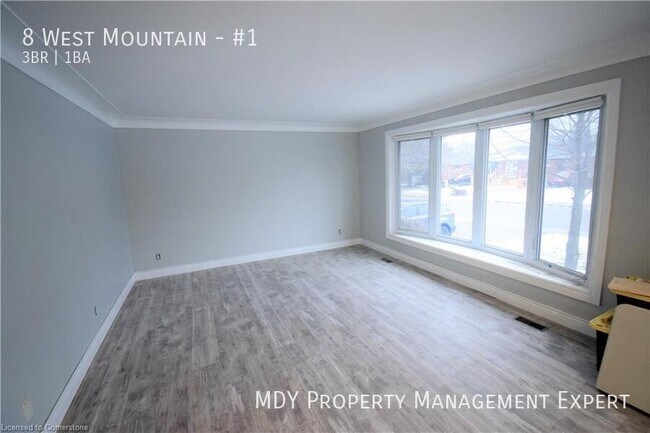 Photo du bâtiment - Welcome to this stunning upstairs apartment!