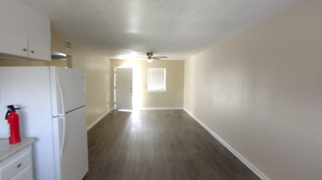 Foto del edificio - 905 N Main St