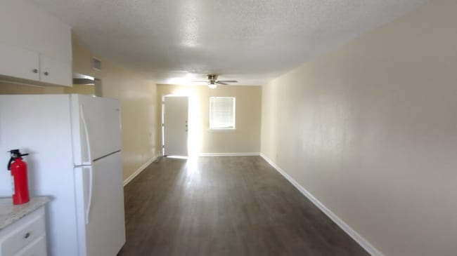 Building Photo - 905 N Main St