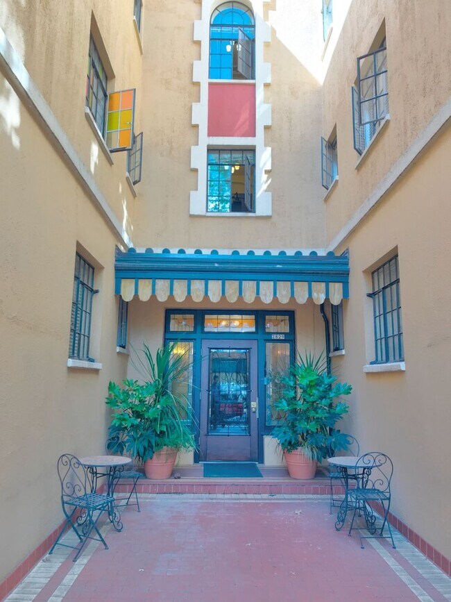 Foto del edificio - Sunnyside/Belmont 3rd Flr Studio with Gara...