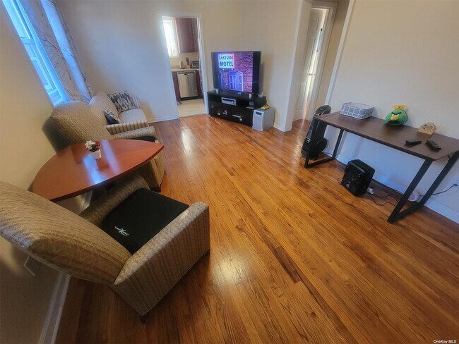 Foto del edificio - 131-30 Laurelton Pkwy