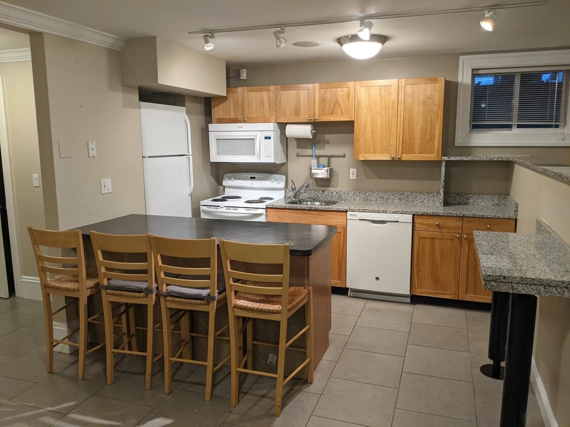 421 Wolcott St Unit 1, Auburndale, MA 02466 Apartments in Auburndale