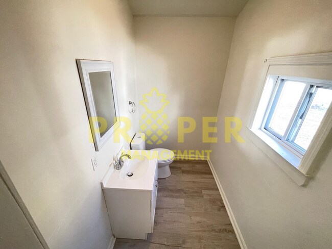 Building Photo - Massive 5 bedrooms 1.5 bathrooms house for...
