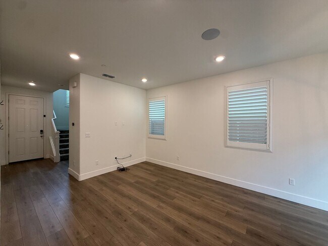 Foto del edificio - 2 bed | 2.5 bath | 1302 SF | 1 Car Garage | Two Story | Tenant pays $175 monthly for WS&G