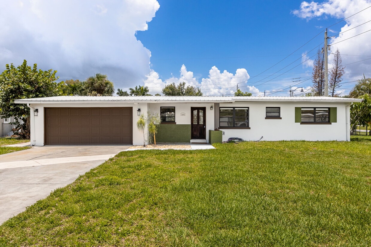 Primary Photo - 1575 Grace Ave