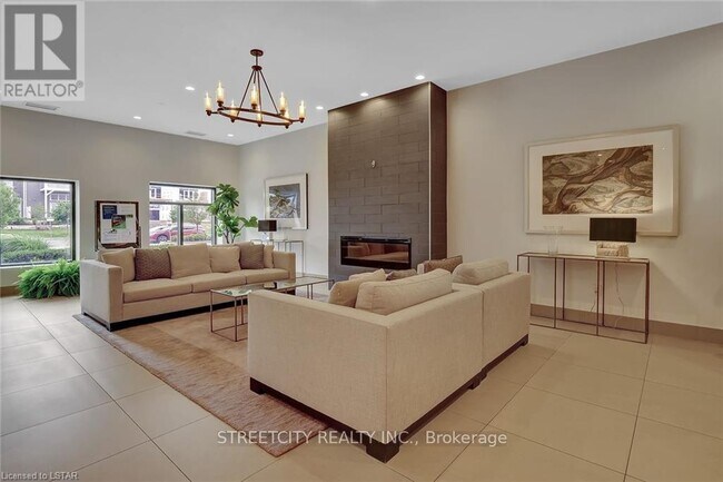 Photo du bâtiment - 240 Villagewalk Blvd