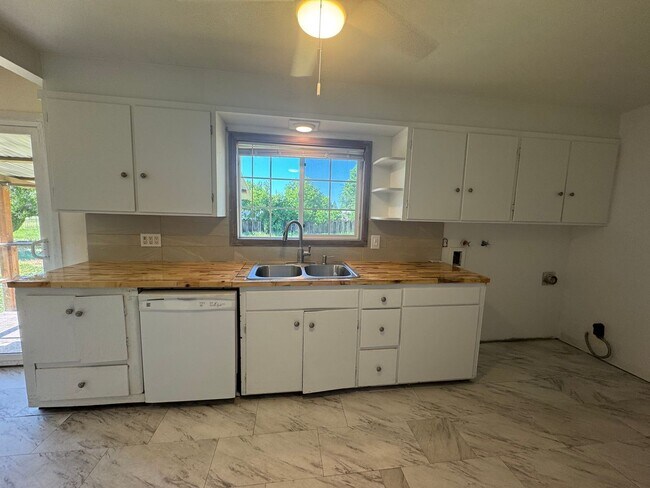 Foto del edificio - 3 bed 1 bath with large back yard - ONE SMALL PET CONSIDERED!