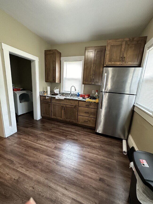 Building Photo - 3 bed 1 bath close to Water St. and UWEC! ...