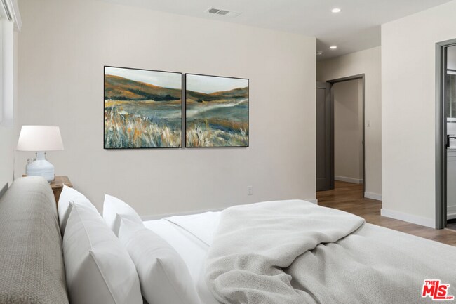 Foto del edificio - 2021 N Beachwood Dr