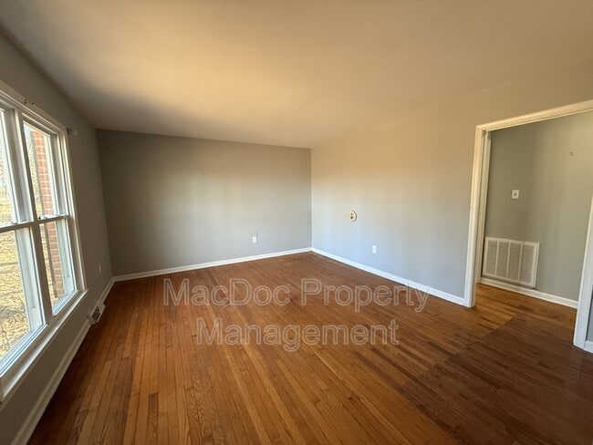 Foto del edificio - 727 Chalklevel Rd